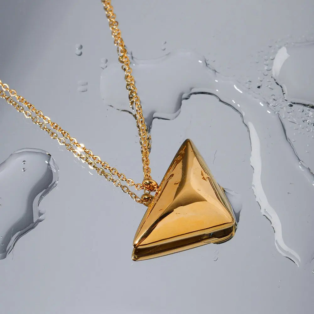 Triangle pendant necklace eprolo